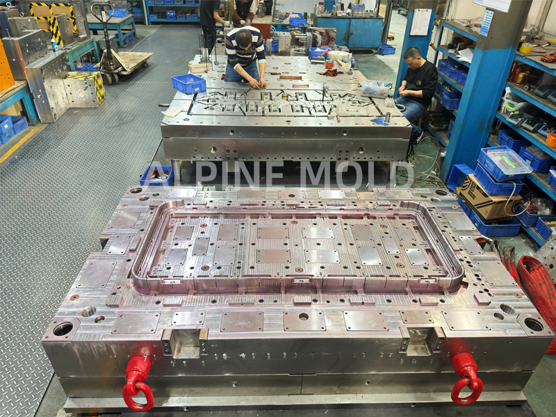 Mold for large part injection molding 