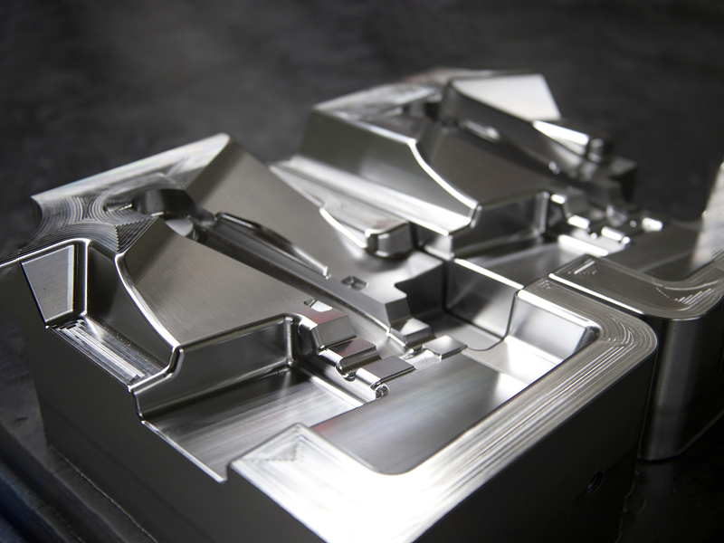 Steel for injection mold tools